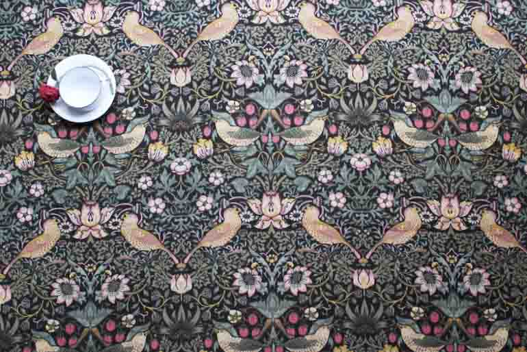 Ji Morris いちごどろぼうローン生地 黒+ピンク